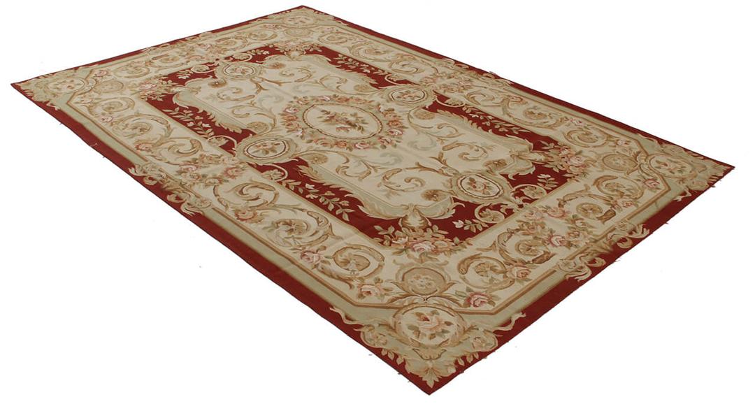 Et håndvævet kinesisk kilim-tæppe med et klassisk rødt og beige blomsterdesign i Aubusson-stil.