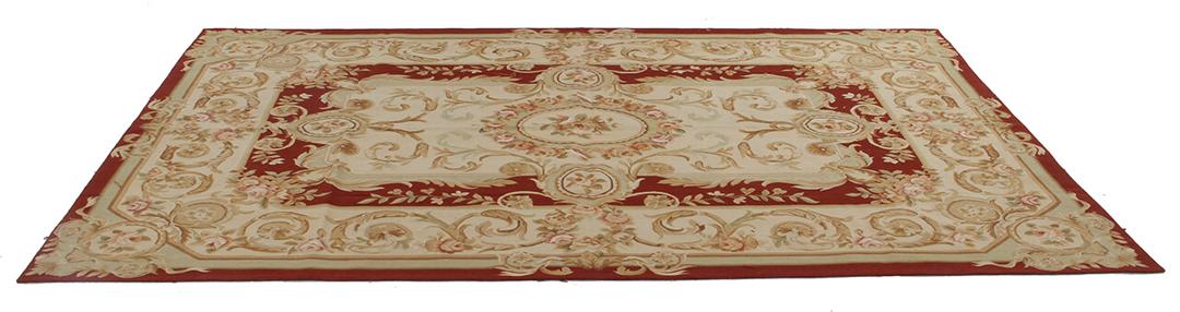 Et håndvævet kinesisk kilim-tæppe med et klassisk rødt og beige blomsterdesign i Aubusson-stil.
