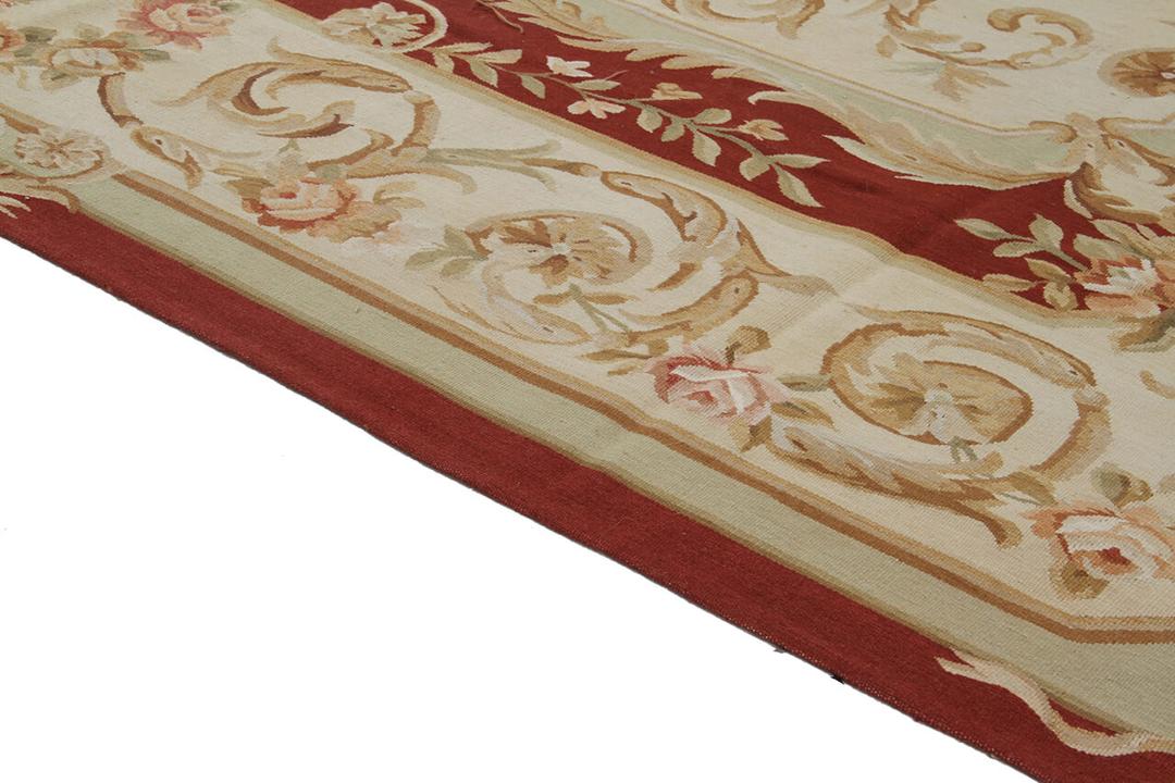Et håndvævet kinesisk kilim-tæppe med et klassisk rødt og beige blomsterdesign i Aubusson-stil.
