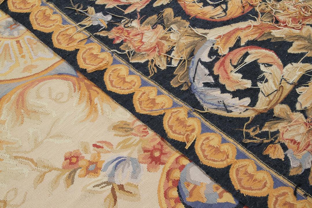 Håndvævet tæppe i Aubusson-stil med blomstermotiver og sort kant fra Kina