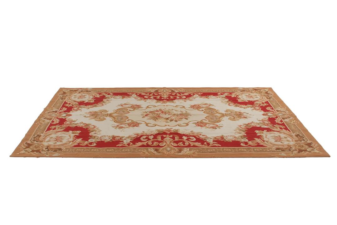 Et rektangulært tæppe i Aubusson-stil fra Kina med indviklede blomstermotiver i rød, beige og creme.