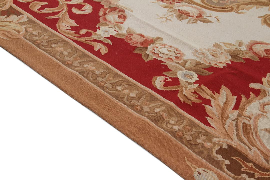 Et rektangulært tæppe i Aubusson-stil fra Kina med indviklede blomstermotiver i rød, beige og creme.