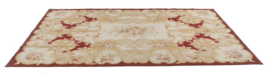 Håndvævet blomstret tæppe med fransk-inspireret design i røde og beige toner fra Kina