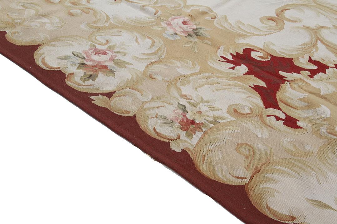 Håndvævet blomstret tæppe med fransk-inspireret design i røde og beige toner fra Kina