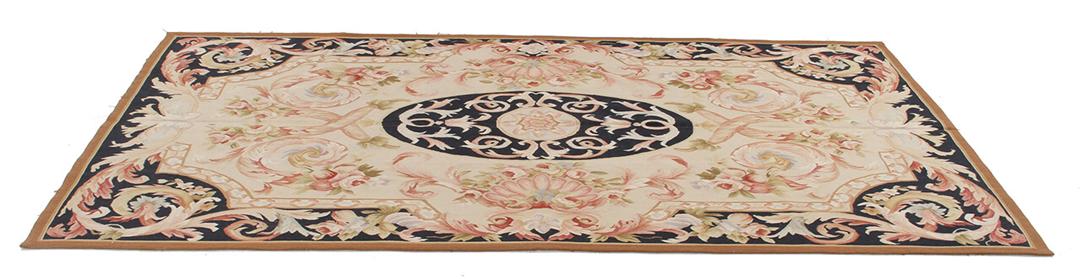 Håndvævet tæppe i Aubusson-stil fra Kina med blomstermotiver i beige og sort