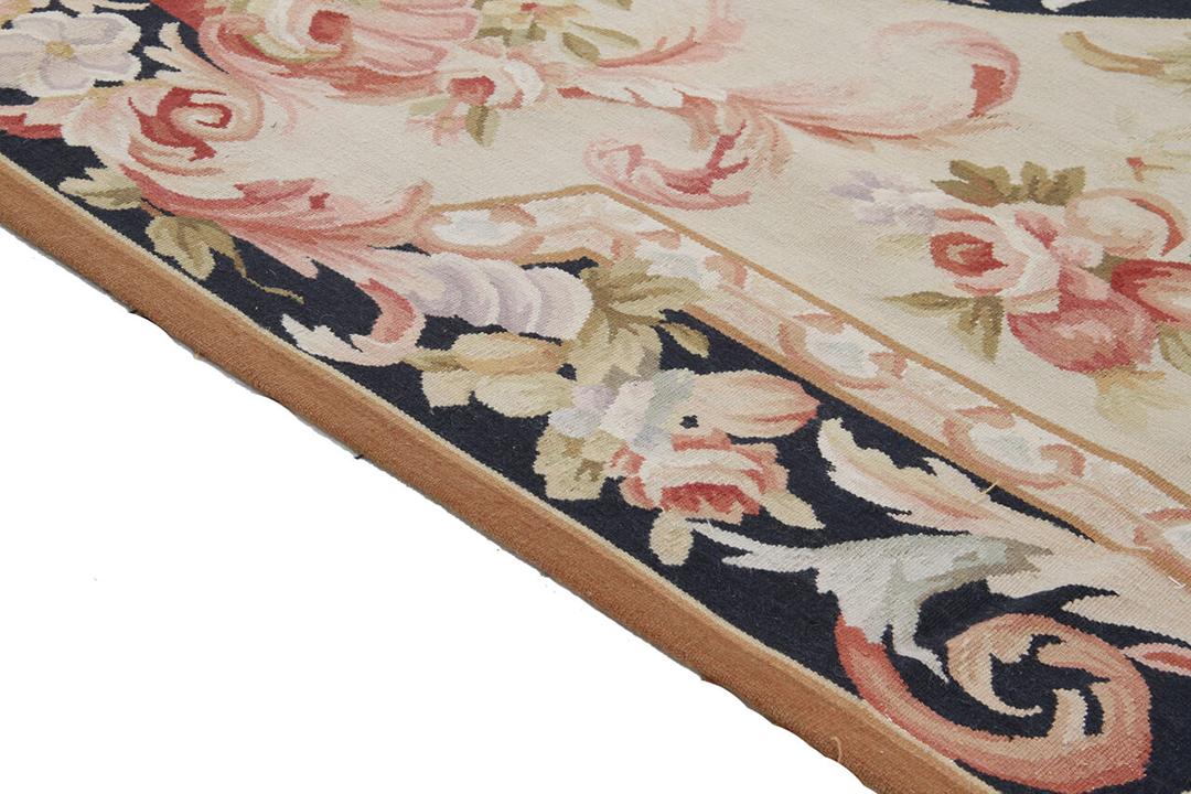 Håndvævet tæppe i Aubusson-stil fra Kina med blomstermotiver i beige og sort