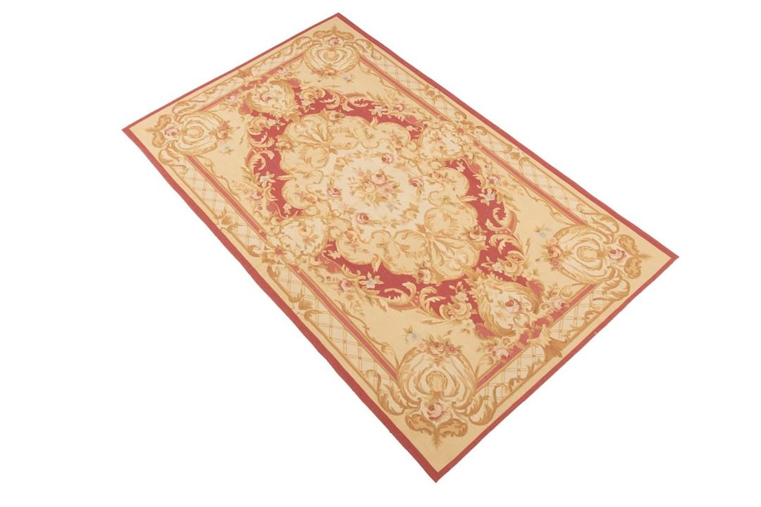 Håndvævet tæppe i Aubusson-stil med blomstermotiv i rød og beige fra Kina
