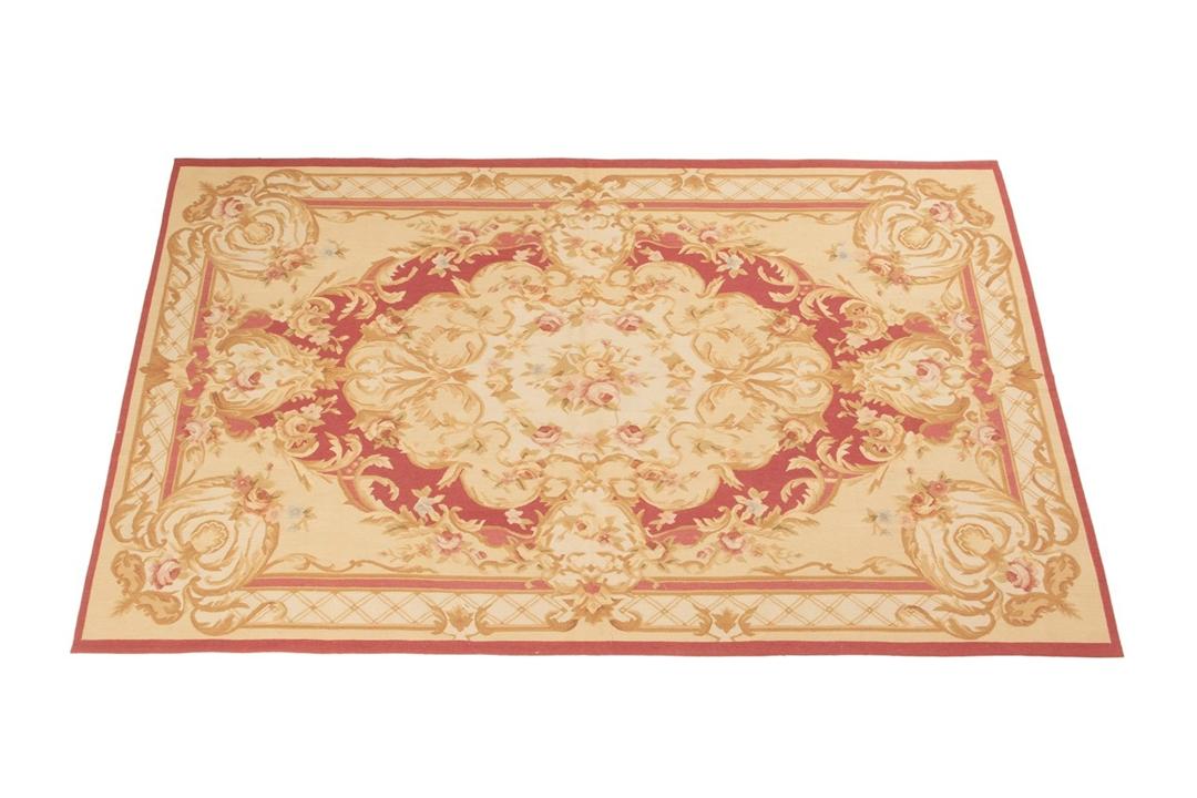 Håndvævet tæppe i Aubusson-stil med blomstermotiv i rød og beige fra Kina