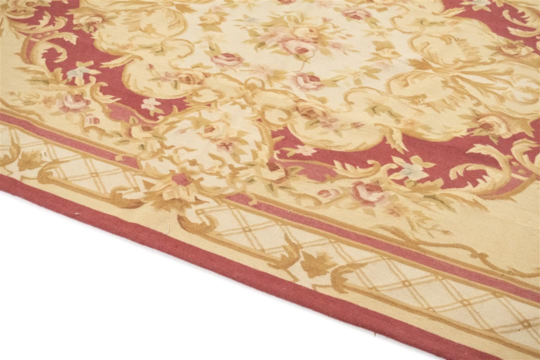 Håndvævet tæppe i Aubusson-stil med blomstermotiv i rød og beige fra Kina