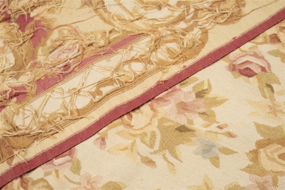 Håndvævet tæppe i Aubusson-stil med blomstermotiv i rød og beige fra Kina