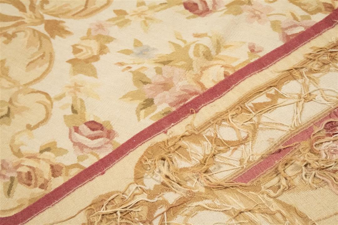 Håndvævet tæppe i Aubusson-stil med blomstermotiv i rød og beige fra Kina