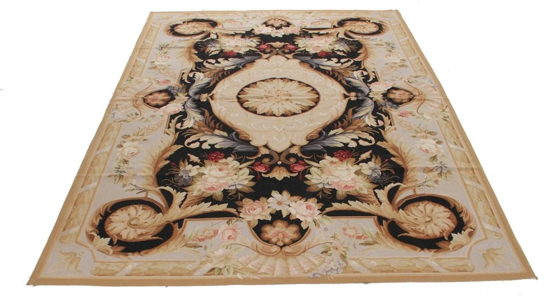 Tapis tissé à la main avec un médaillon floral orné dans des tons noirs et beiges provenant de Chine
