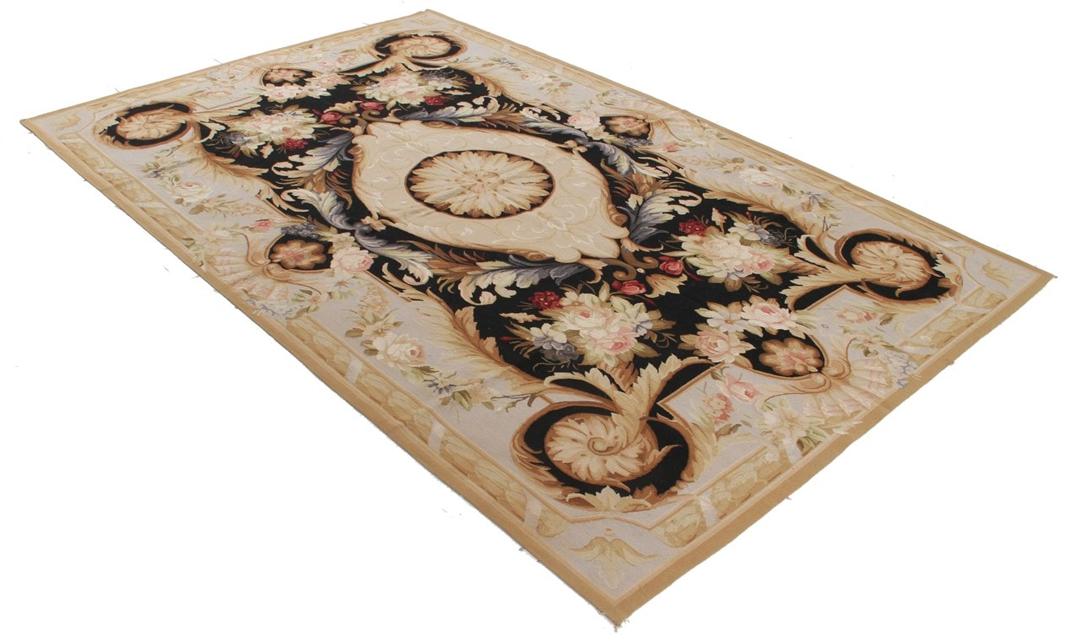Tapis tissé à la main avec un médaillon floral orné dans des tons noirs et beiges provenant de Chine