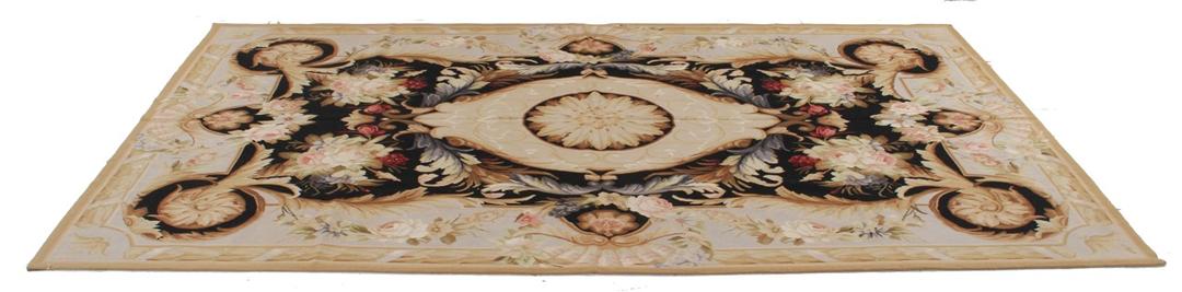 Tapis tissé à la main avec un médaillon floral orné dans des tons noirs et beiges provenant de Chine