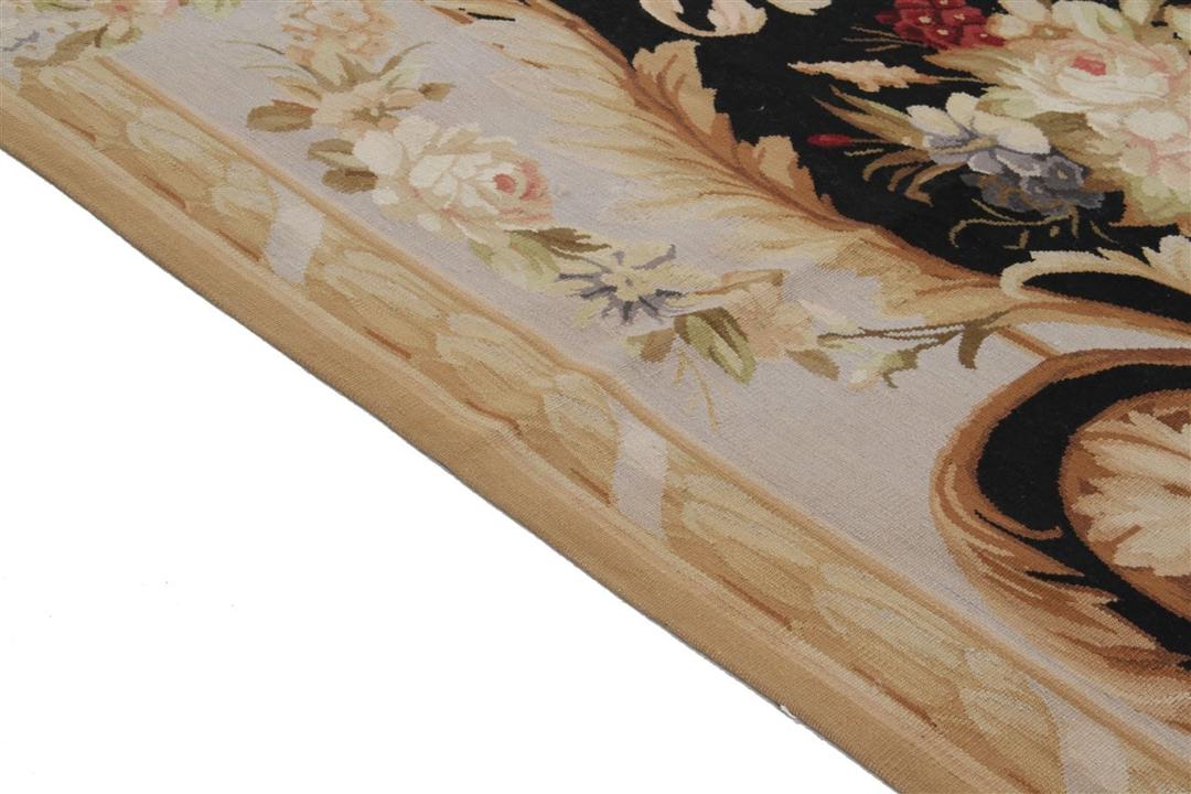 Tapis tissé à la main avec un médaillon floral orné dans des tons noirs et beiges provenant de Chine