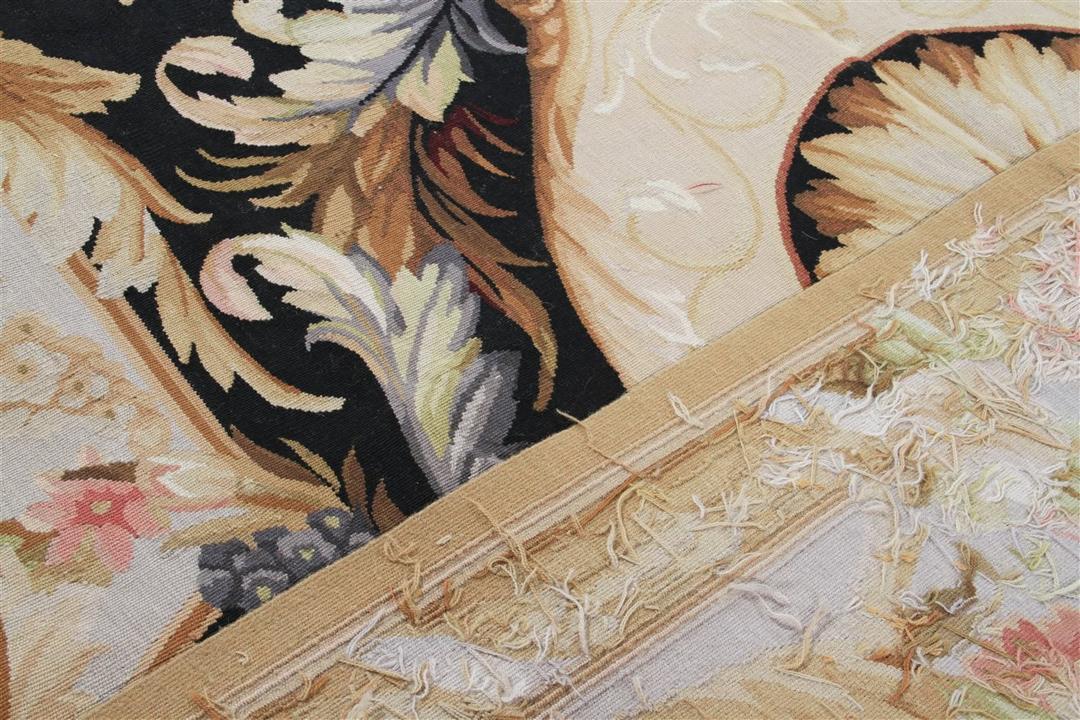 Tapis tissé à la main avec un médaillon floral orné dans des tons noirs et beiges provenant de Chine