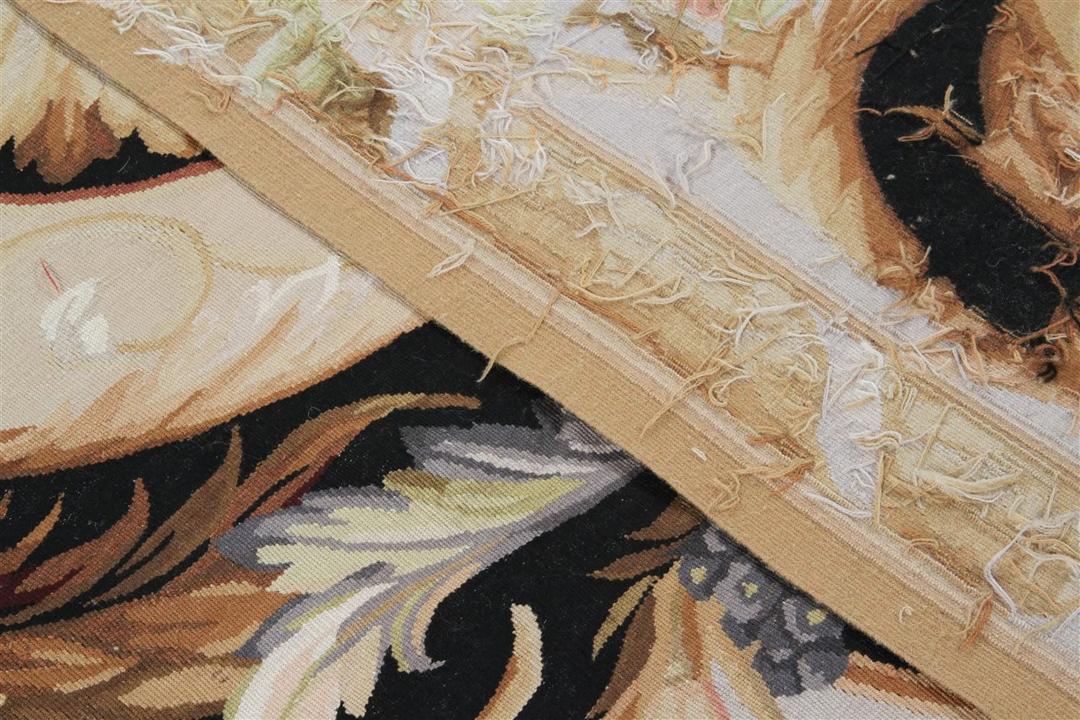 Tapis tissé à la main avec un médaillon floral orné dans des tons noirs et beiges provenant de Chine