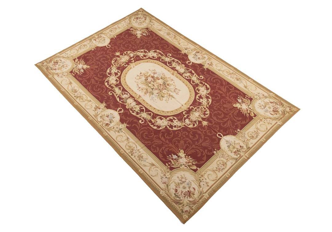 Et rektangulært tæppe i Aubusson-stil fra Kina med en rød baggrund og blomstermønstre.
