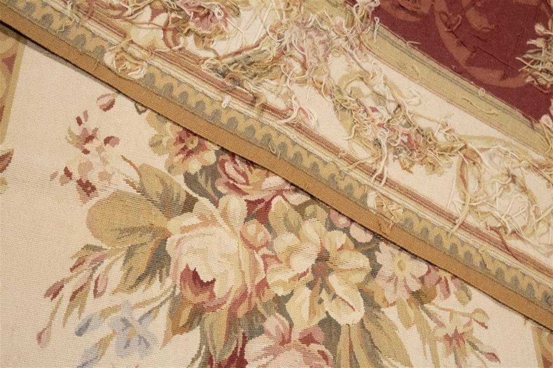 Et rektangulært tæppe i Aubusson-stil fra Kina med en rød baggrund og blomstermønstre.
