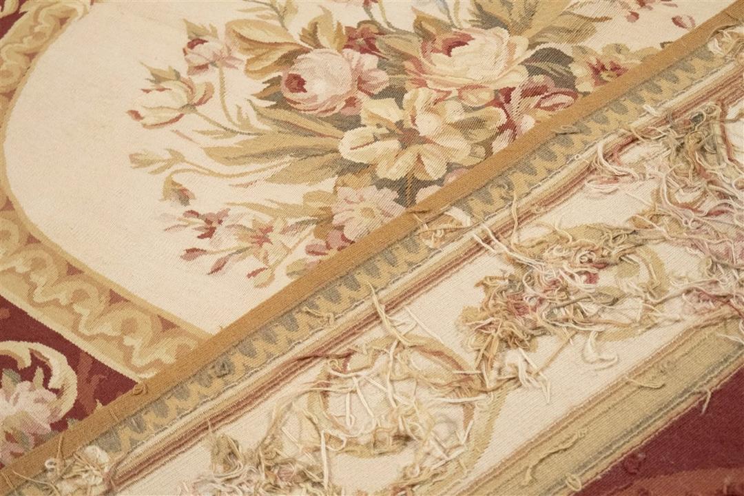 Et rektangulært tæppe i Aubusson-stil fra Kina med en rød baggrund og blomstermønstre.