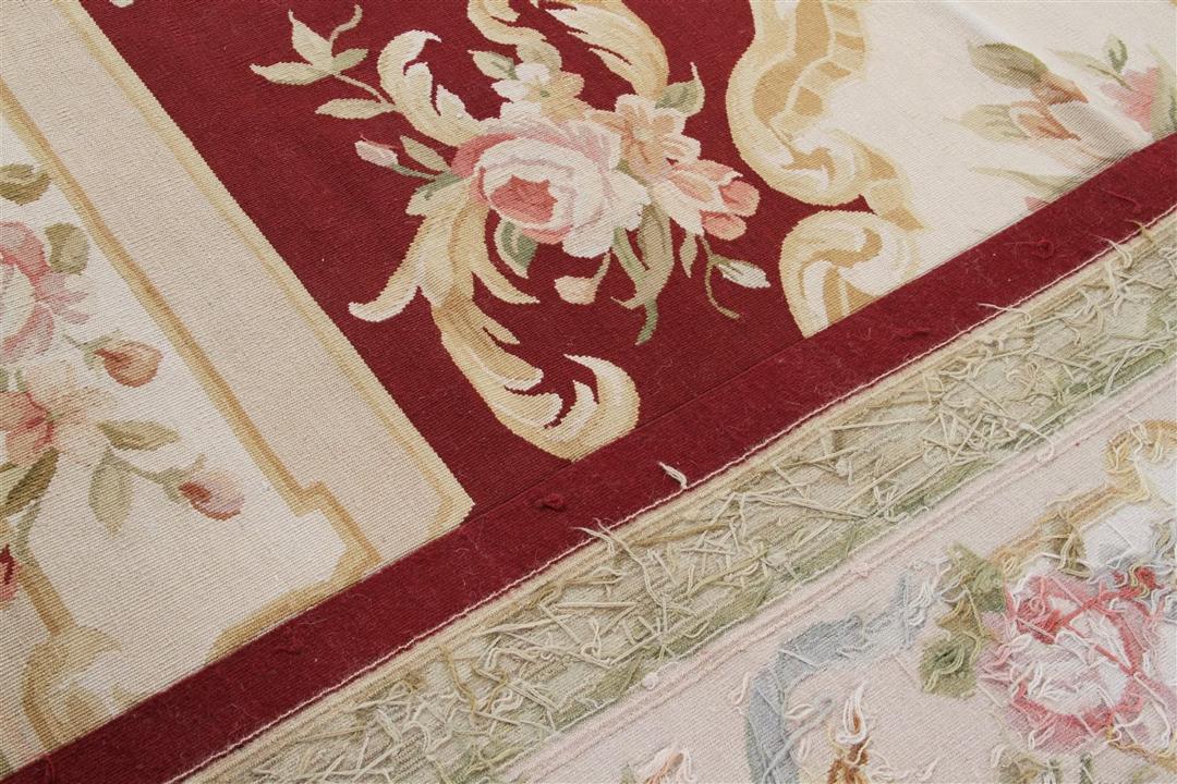 Håndvævet tæppe i Aubusson-stil med blomstermønstre i rød og creme fra Kina