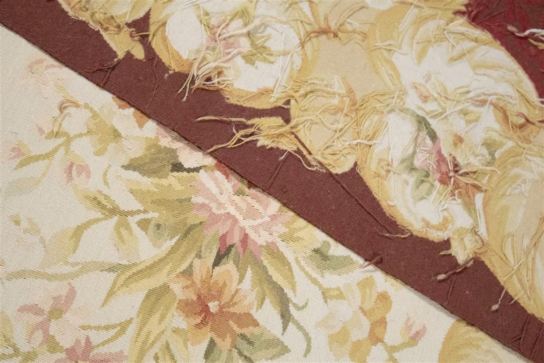 Håndvævet blomstret tæppe i Aubusson-stil fra Kina i røde og beige toner
