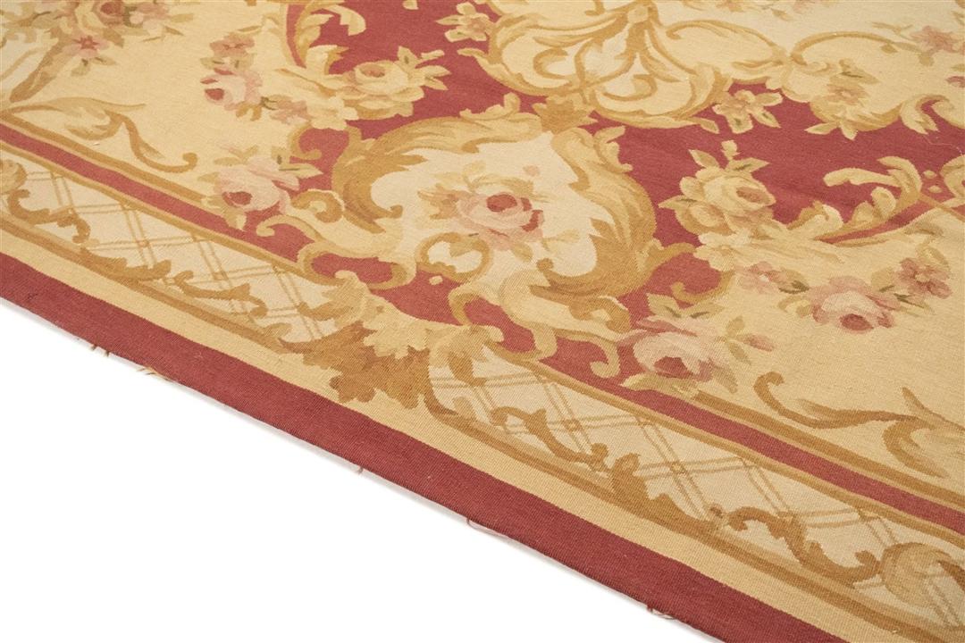 Et kvadratisk håndvævet tæppe i Aubusson-stil fra Kina med blomstermotiver i rød og beige