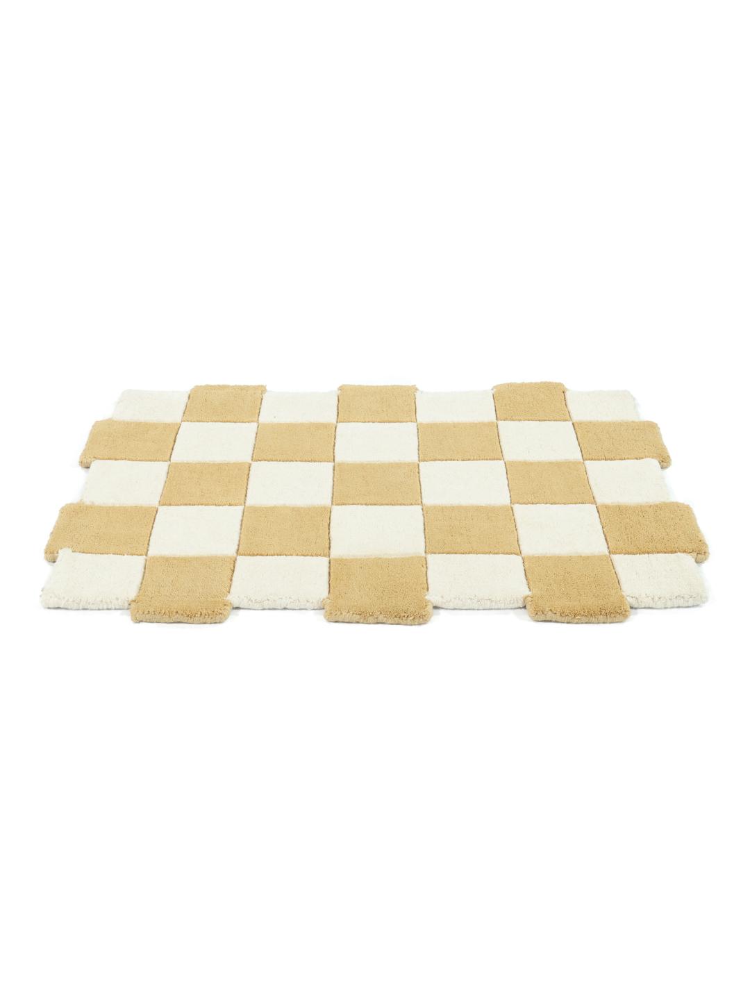 Geel en wit tapijt met een onregelmatige vorm