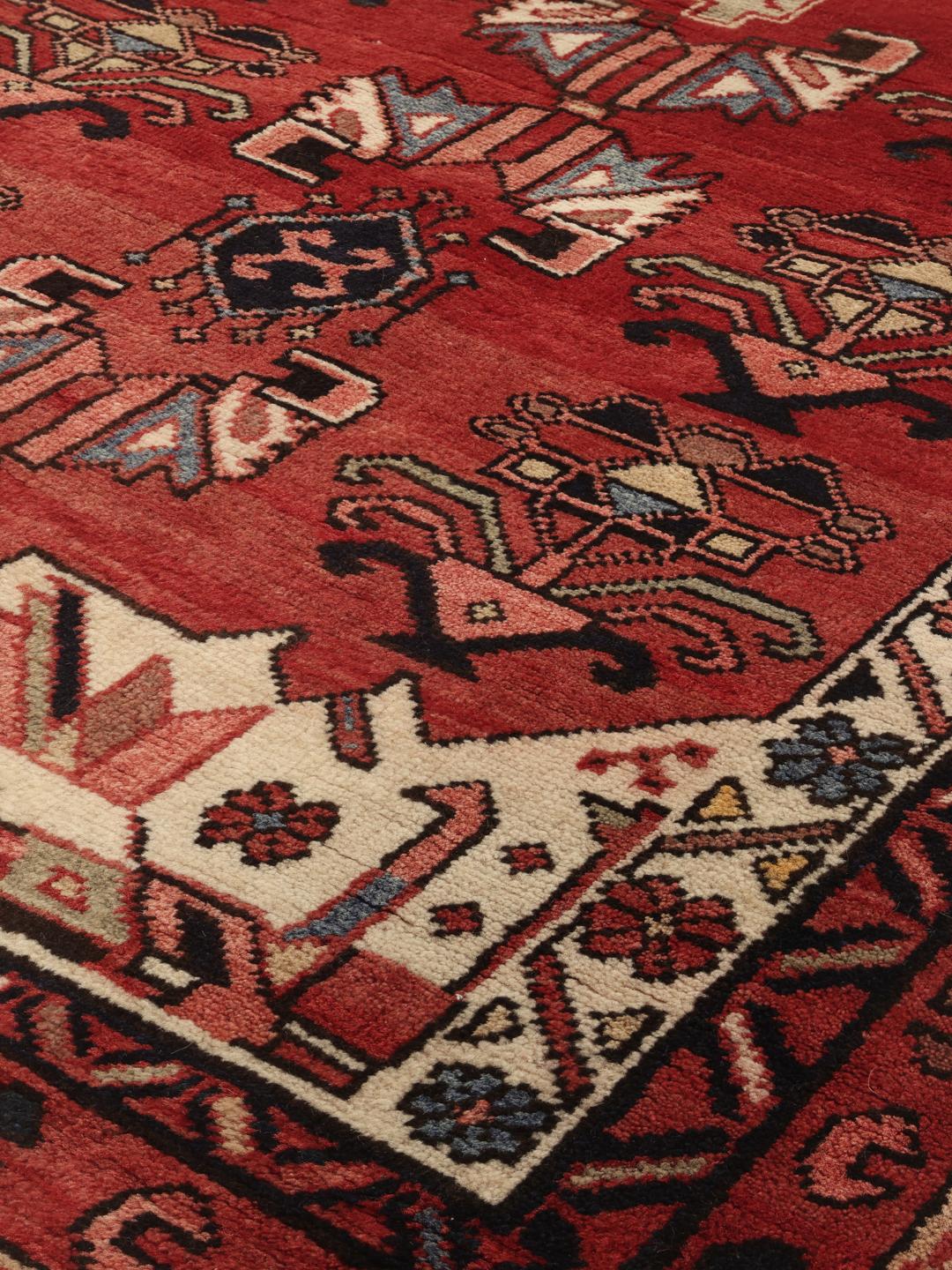 Handgeknoopte loper uit het Midden-Oosten in dieprode wol met traditionele geometrische patronen