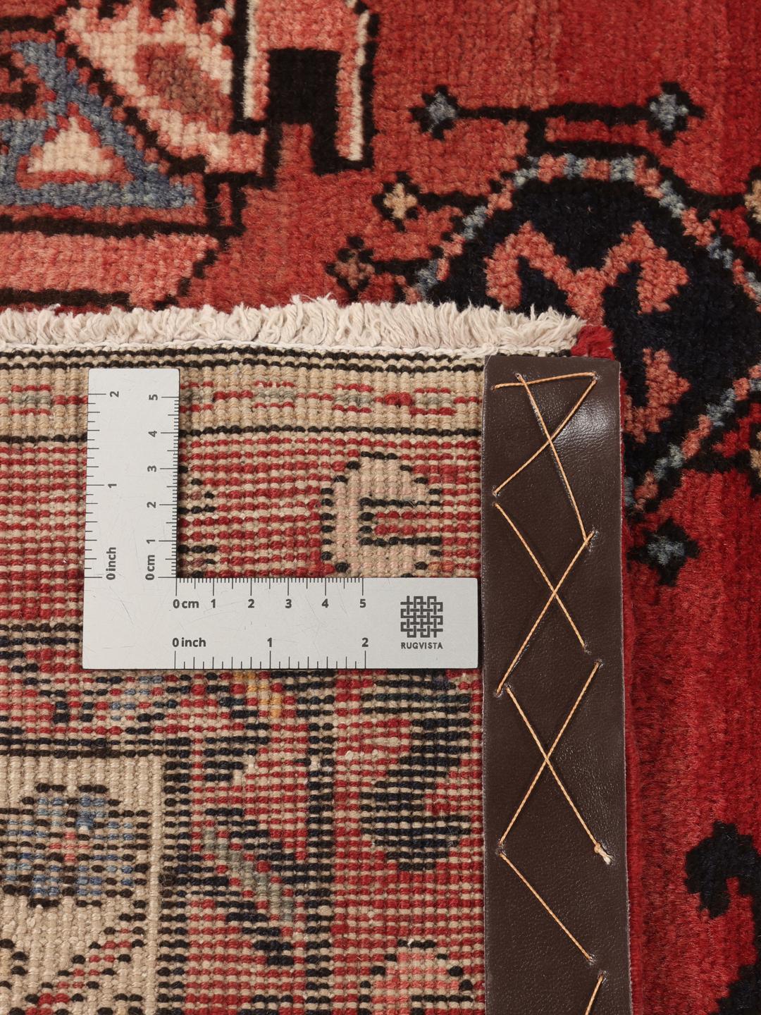 Handgeknoopte loper uit het Midden-Oosten in dieprode wol met traditionele geometrische patronen