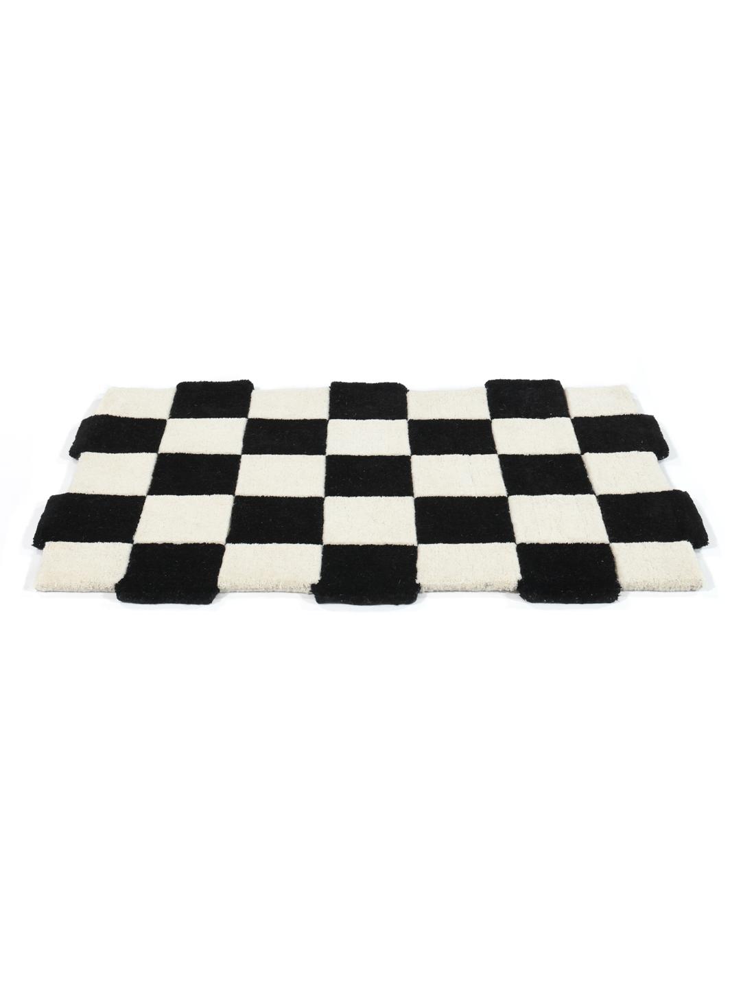 Zwarte en witte deurmat met een schaakbordpatroon