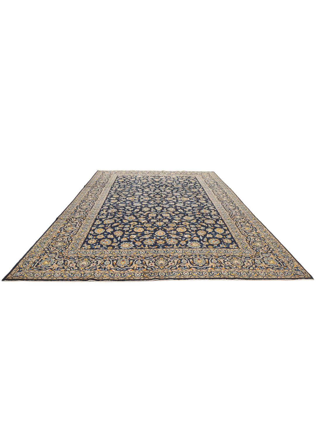 Tapis Keshan noué à la main venant du Moyen-Orient en bleu foncé avec des motifs floraux complexes