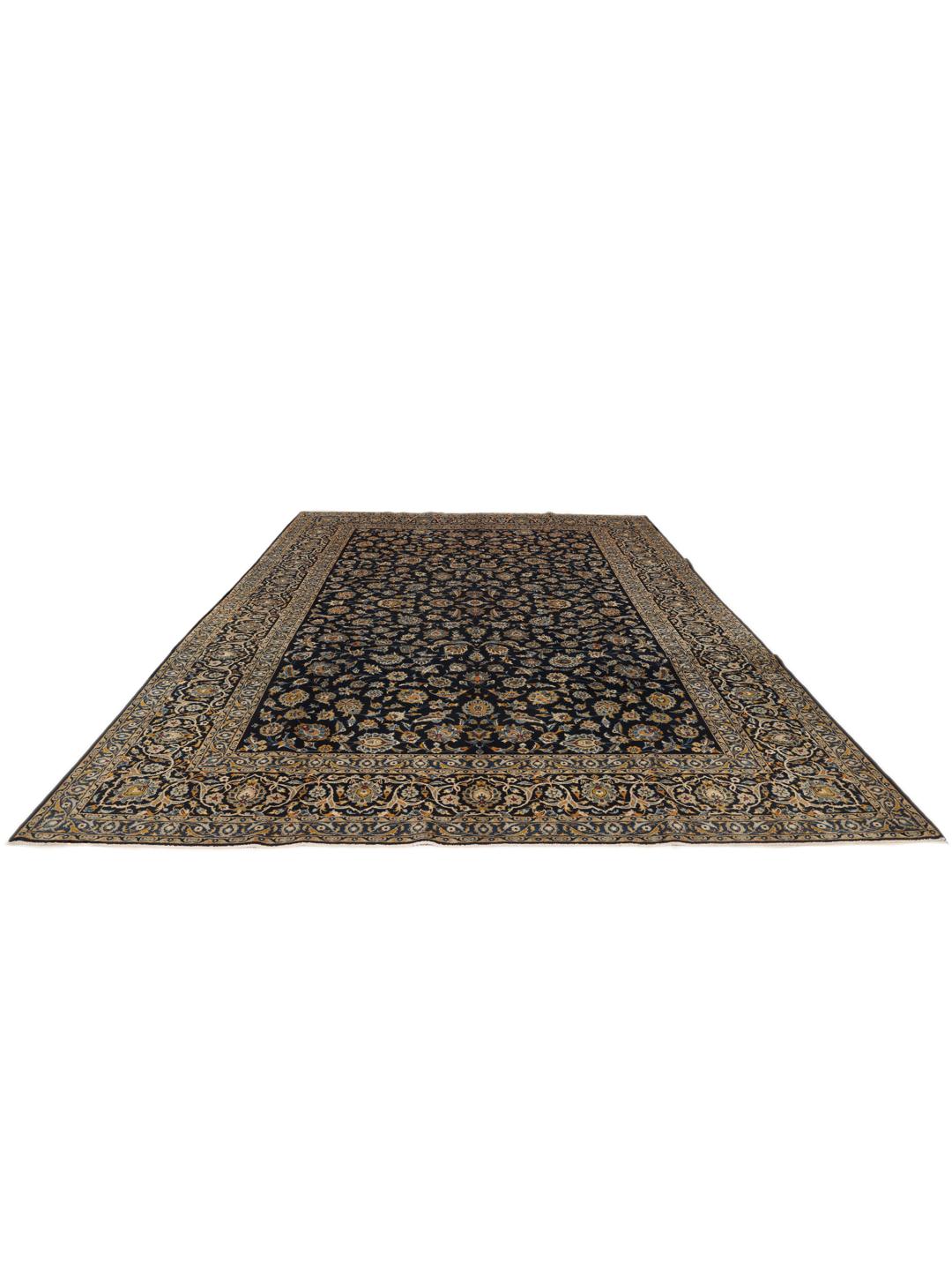 Tapis Keshan noué à la main venant du Moyen-Orient en bleu foncé avec des motifs floraux complexes