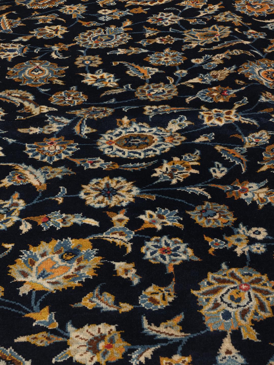 Tapis Keshan noué à la main venant du Moyen-Orient en bleu foncé avec des motifs floraux complexes