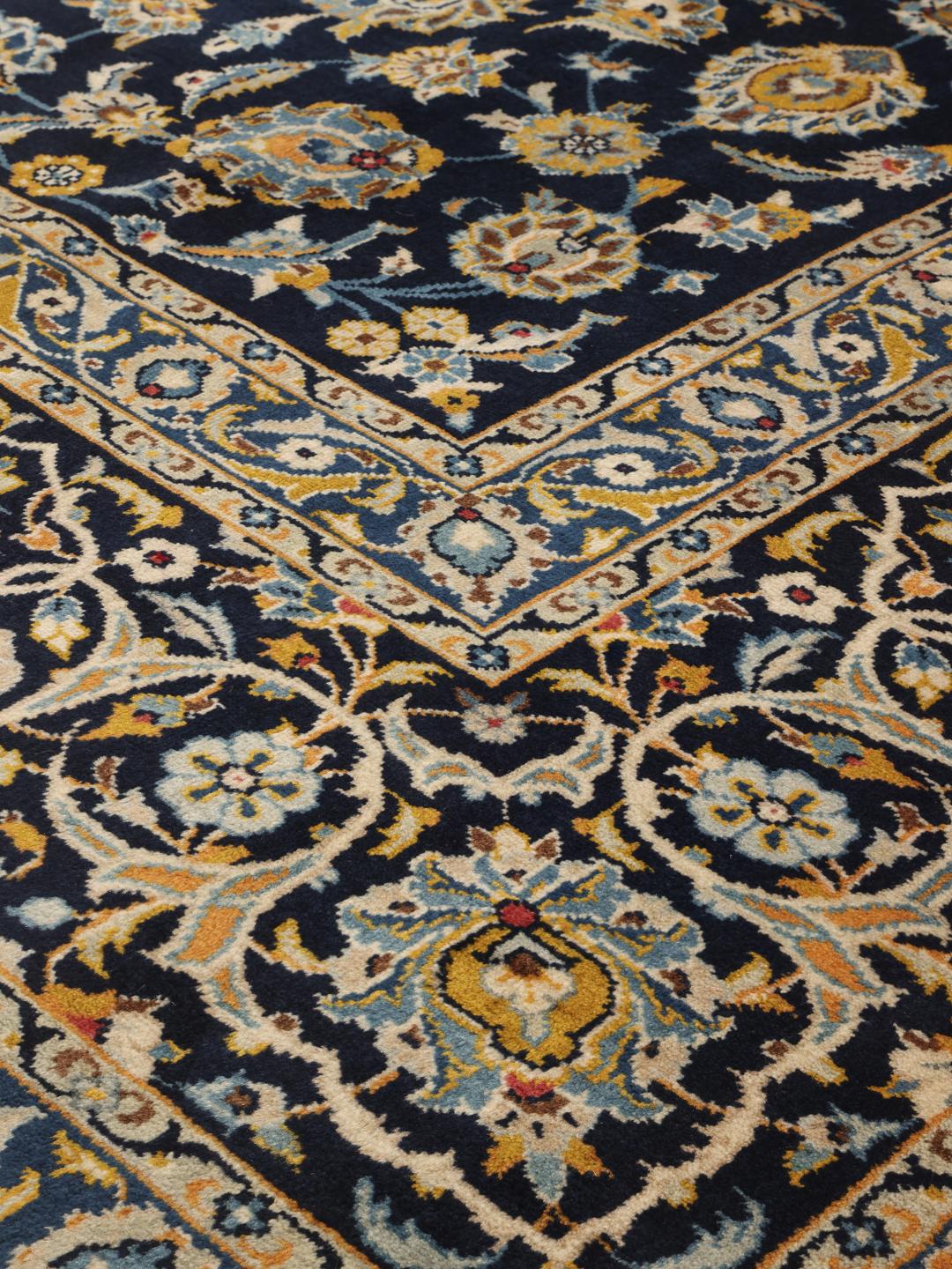 Tapis Keshan noué à la main venant du Moyen-Orient en bleu foncé avec des motifs floraux complexes