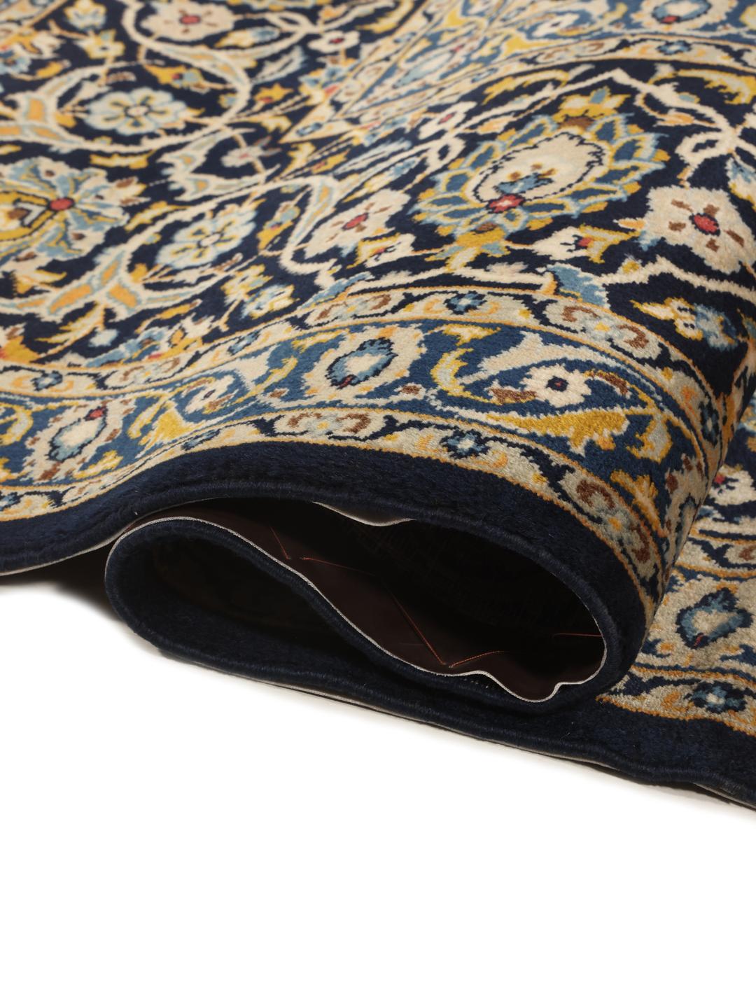 Tapis Keshan noué à la main venant du Moyen-Orient en bleu foncé avec des motifs floraux complexes