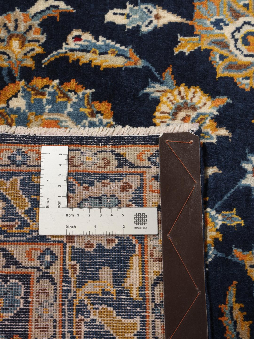 Tapis Keshan noué à la main venant du Moyen-Orient en bleu foncé avec des motifs floraux complexes