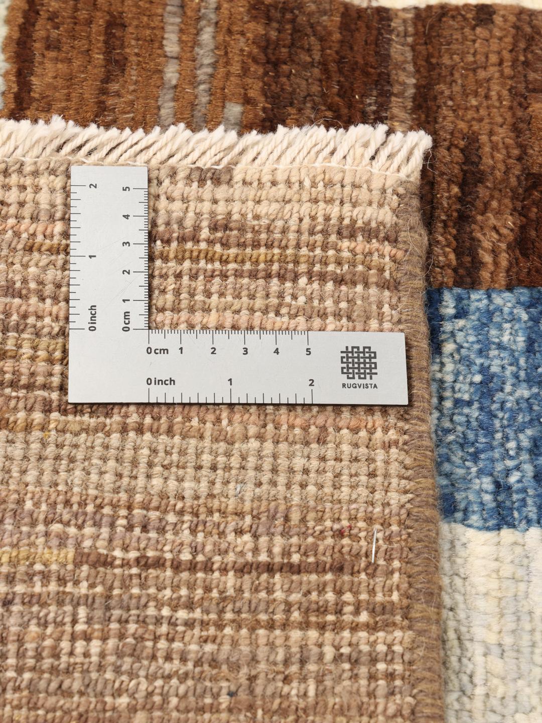 Håndknyttet afghansk tæppe med et geometrisk flerfarvet design