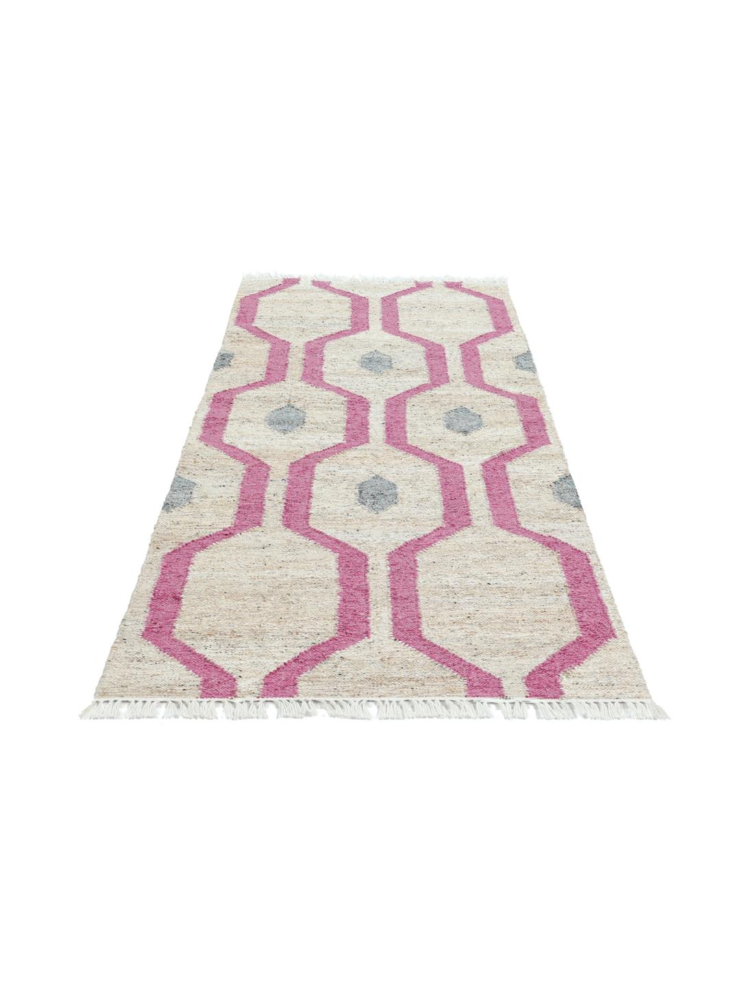 En levende lyserød og beige geometrisk løber med en blød frynsekant.