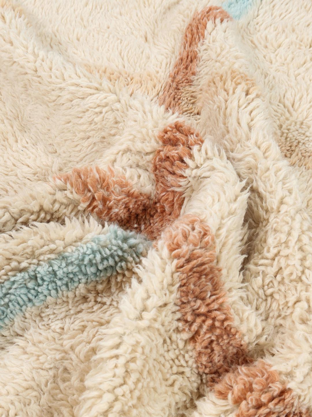 Beige tapijt met een zachte pool en subtiel multicolor ruitdesign