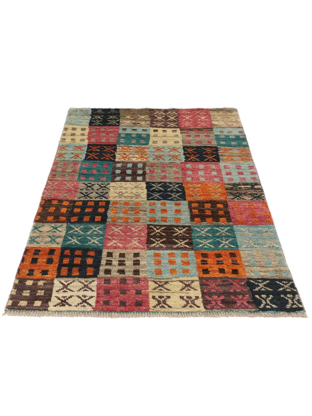 Un tapis multicolore vibrant noué à la main, originaire d'Afghanistan, avec un design patchwork géométrique.
