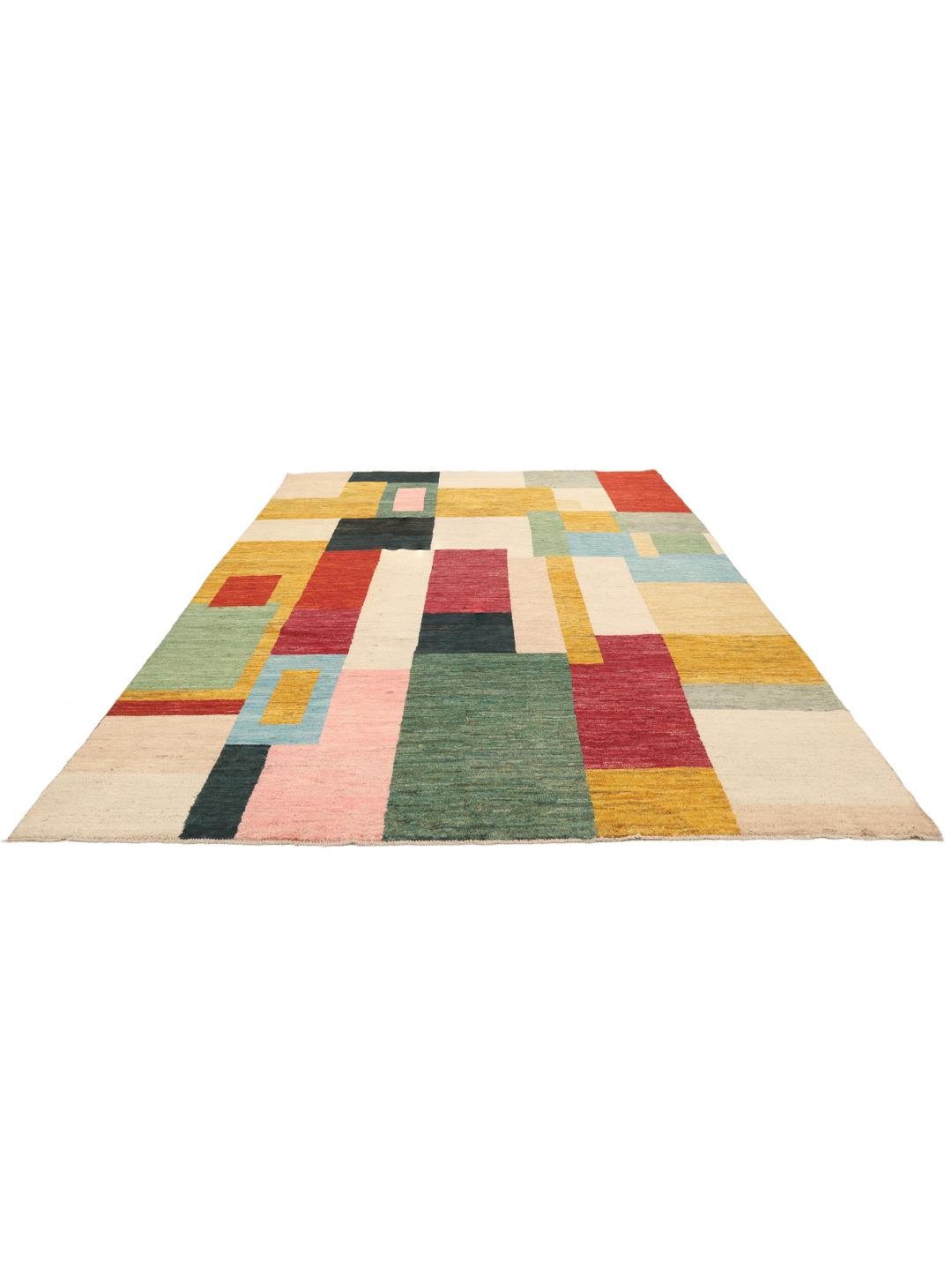 Een handgeknoopt Afghaans tapijt met een kleurrijk geometrisch patroon in levendige tinten.