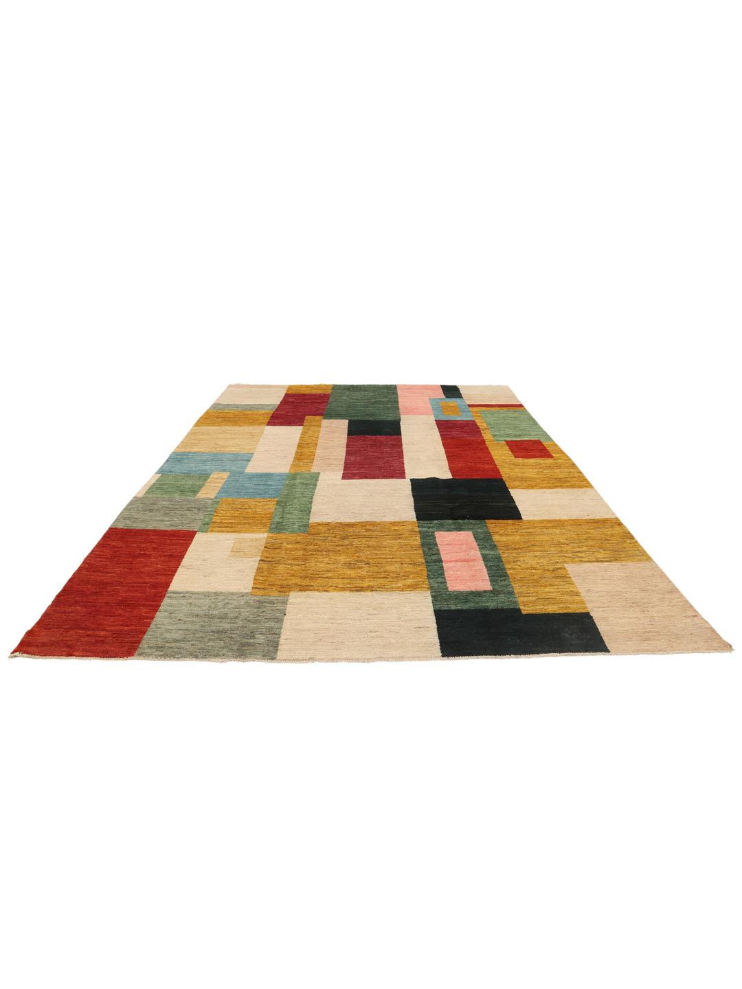 Een handgeknoopt Afghaans tapijt met een kleurrijk geometrisch patroon in levendige tinten.