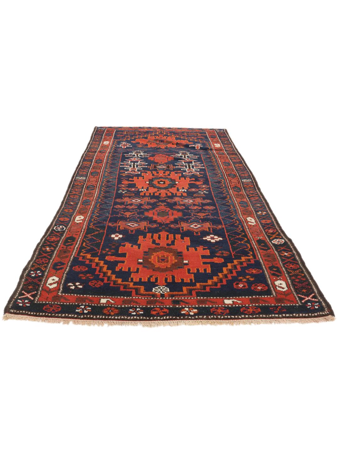 Een handgeknoopte Shiraz loper uit het Midden-Oosten met een donkerblauw en rood geometrisch ontwerp.