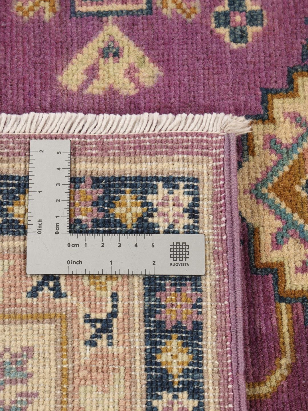 Ręcznie wiązany dywan Kazak z Afganistanu o fioletowym tle z geometrycznymi wzorami.