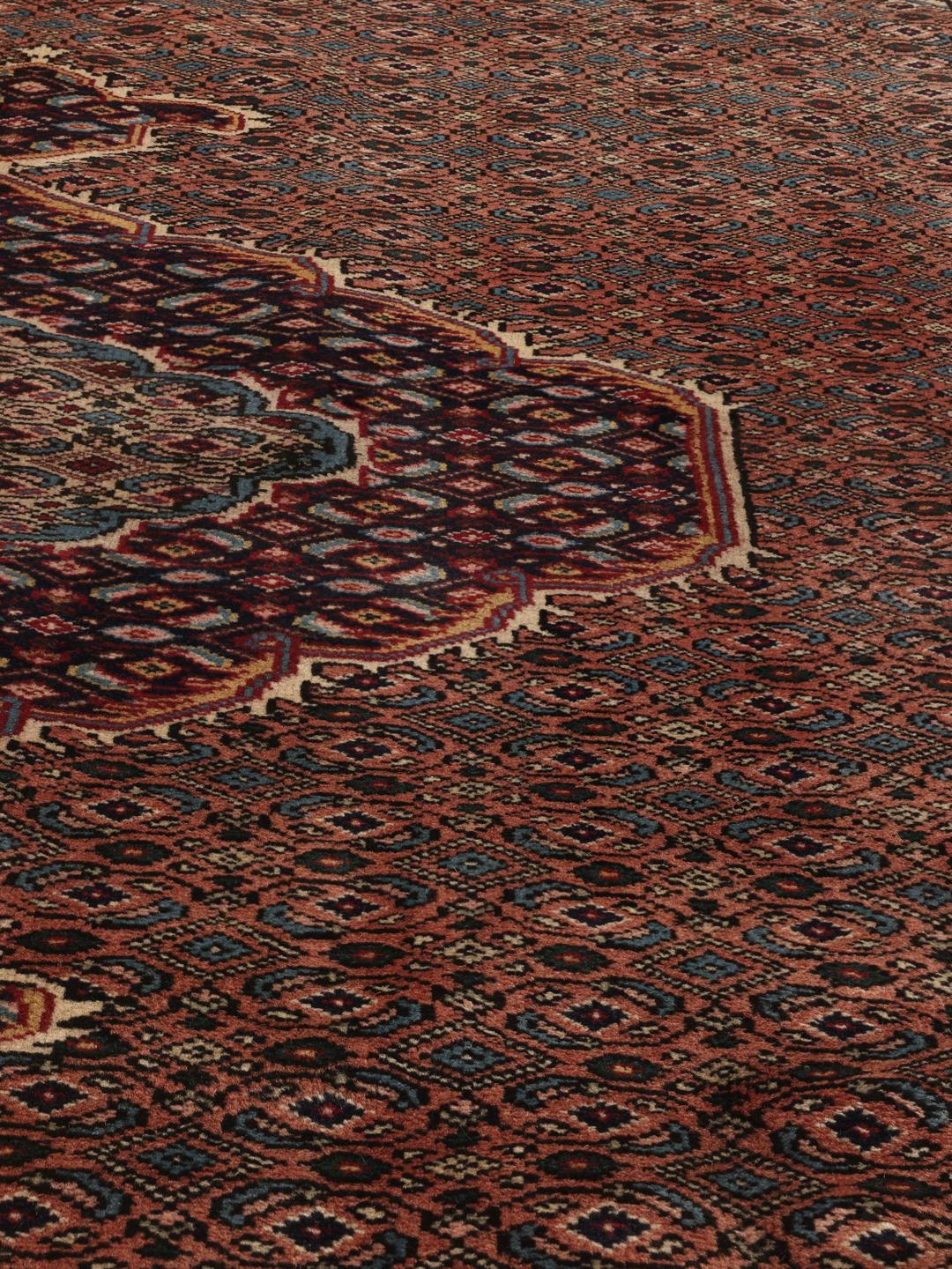 Tapis Ardebil noué à la main originaire du Moyen-Orient dans des tons rouge foncé et bleu
