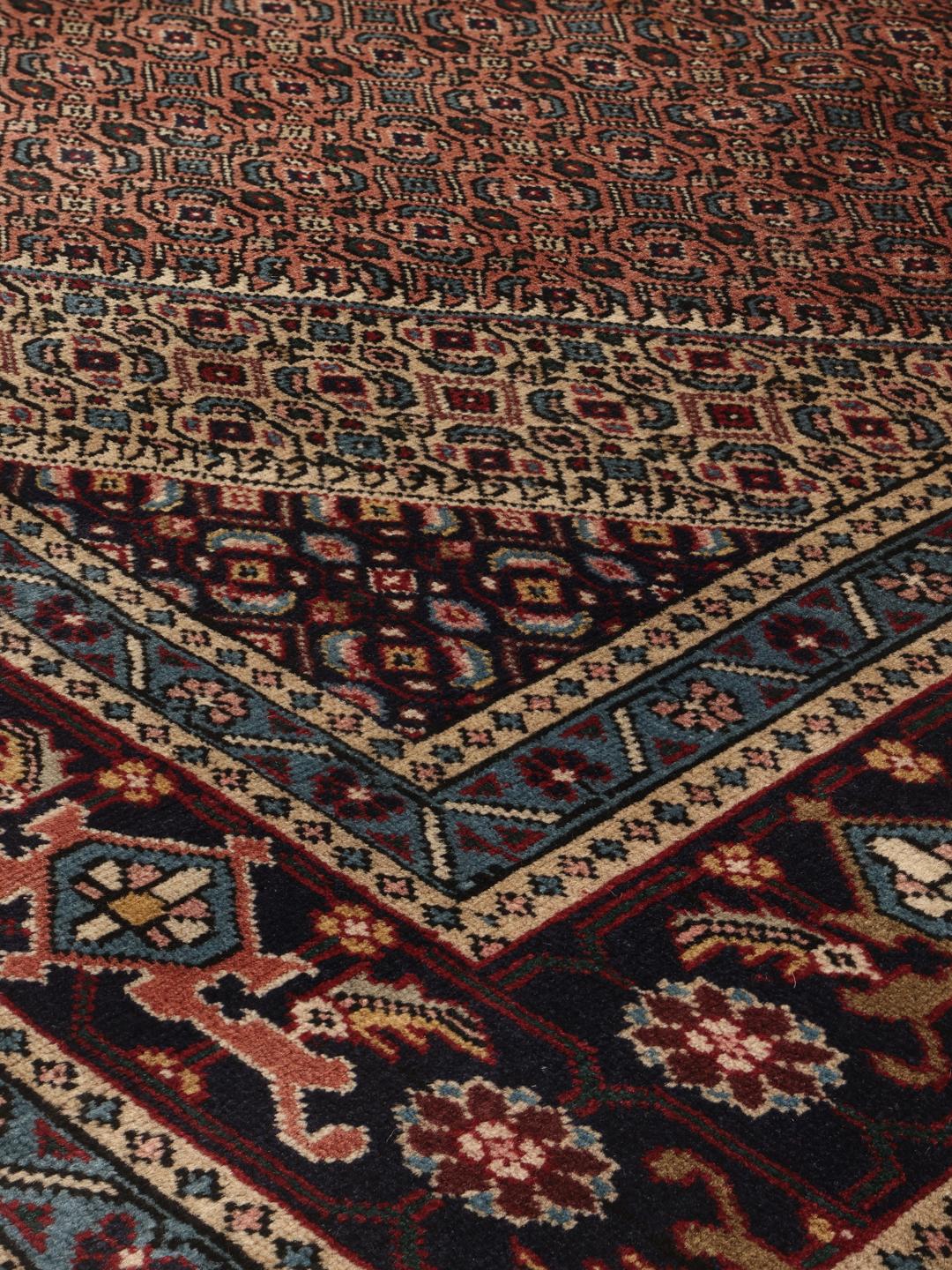 Tapis Ardebil noué à la main originaire du Moyen-Orient dans des tons rouge foncé et bleu