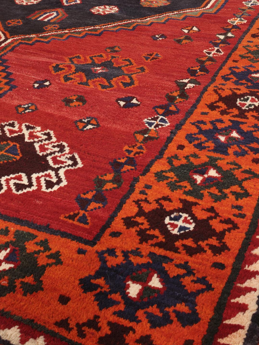 Handgemaakt Shiraz-tapijt uit het Midden-Oosten in donkerrood met tribale geometrische patronen