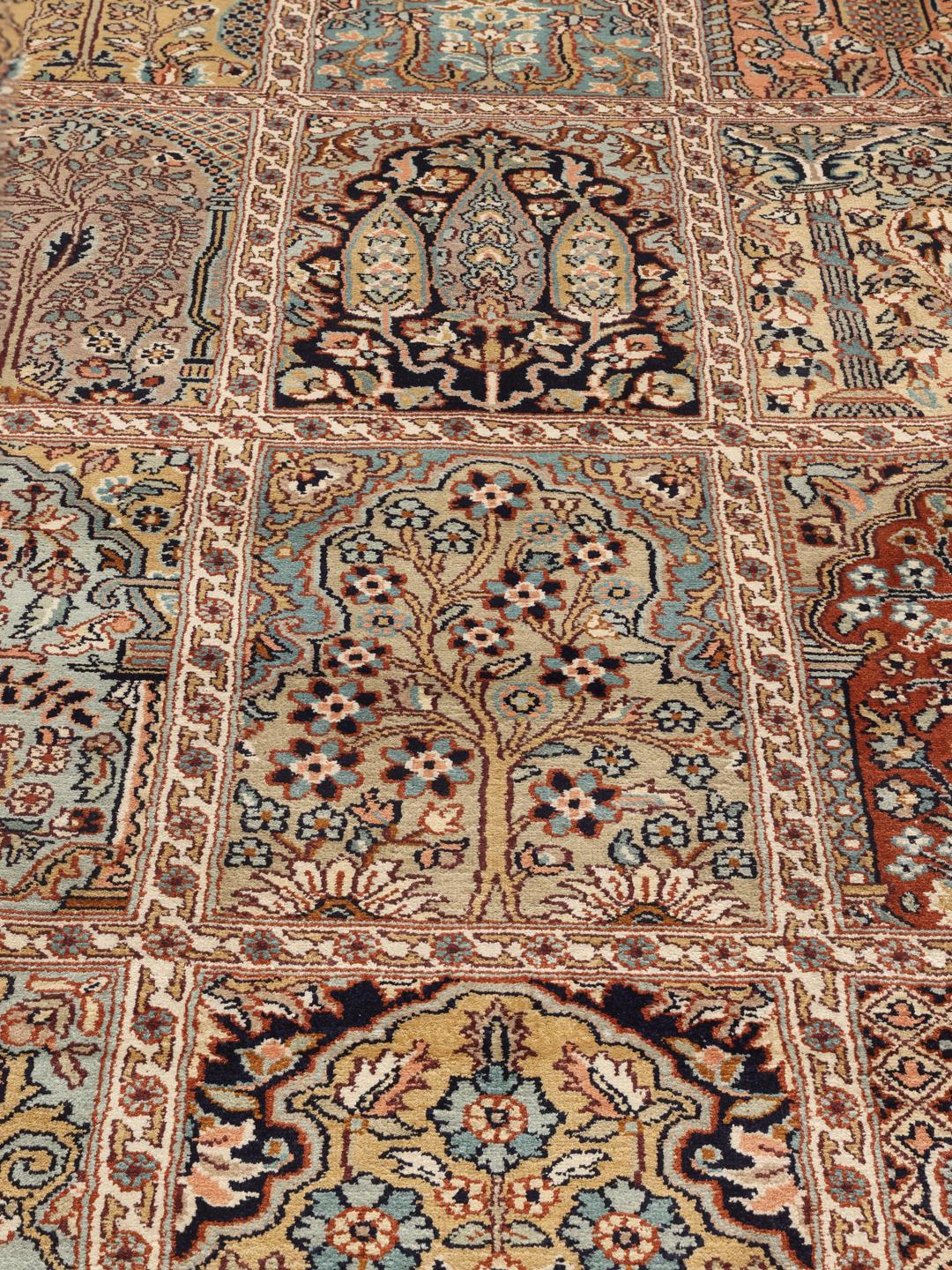 Et detaljeret Kashmir-silketæppe fra Indien med et beige og flerfarvet paneldesign.