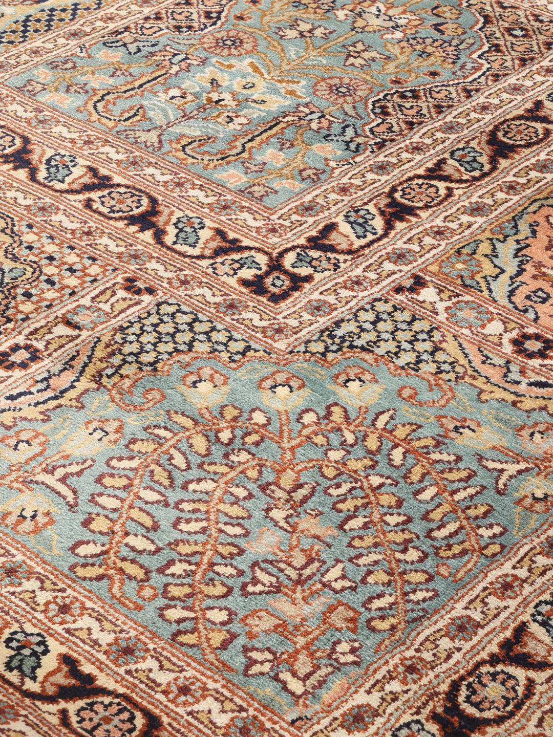Et detaljeret Kashmir-silketæppe fra Indien med et beige og flerfarvet paneldesign.